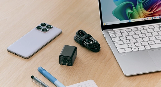 充電器は小型ACアダプタ。スマホの充電もこれ一台で便利!