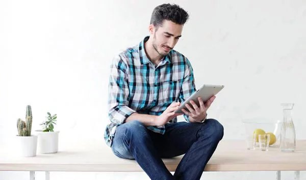 漫画には目に優しい電子書籍リーダーと便利なタブレットどちらが良い？
