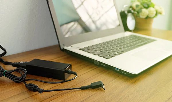 ノートパソコンはACアダプターを接続して実行する