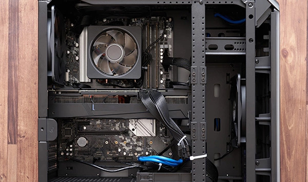 CPUとクーラーの間に塗布するCPUグリスとは？役割と寿命を解説