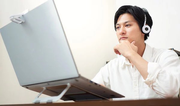 ノートパソコンを冷却する方法②：ノートパソコンスタンドを使う