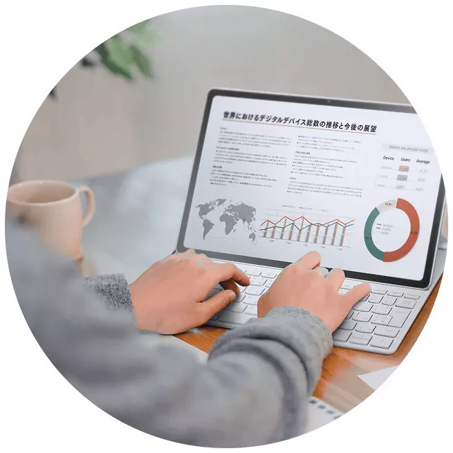 タブレットを使用している男性